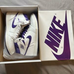 Selling Jordan 1’s white and purple (WITH BOX AND COMES WITH EXTRA LACES) size 9